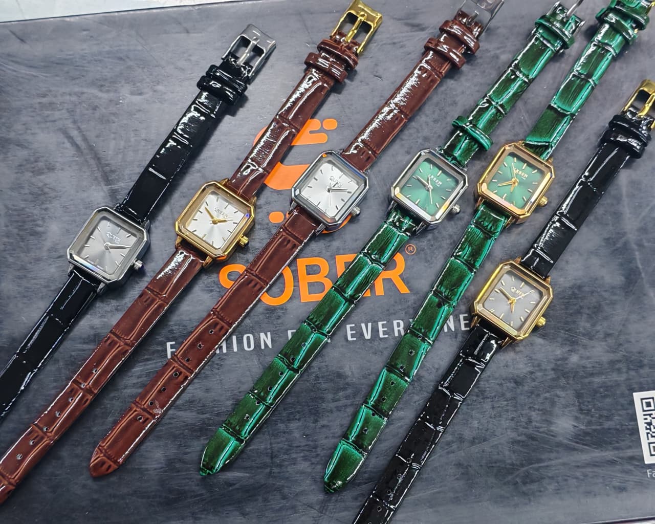 QUEEN Women's Analog Wristwatch